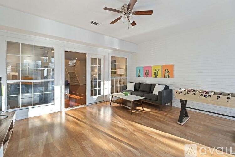 North Richland Hills House: 7701 Ridgeway Ct