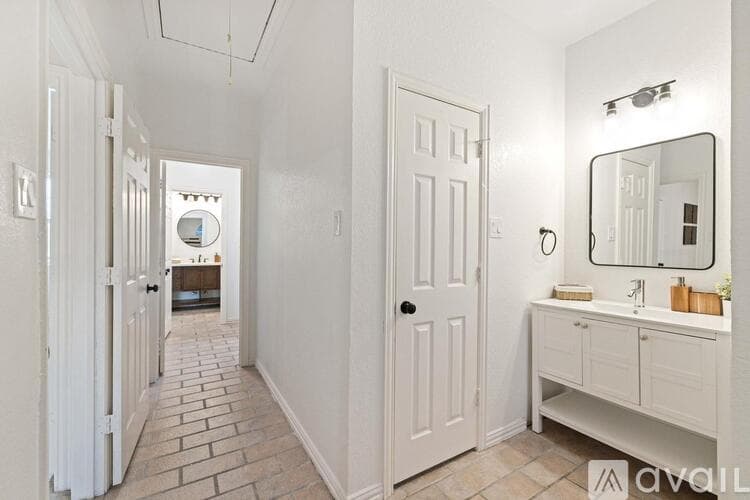 North Richland Hills House: 7701 Ridgeway Ct