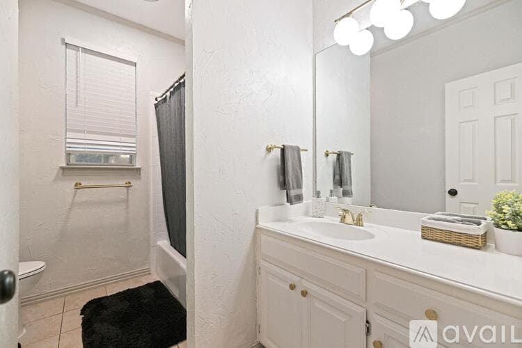 North Richland Hills House: 7701 Ridgeway Ct