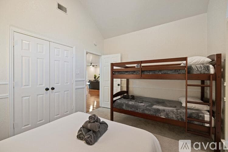North Richland Hills House: 7701 Ridgeway Ct