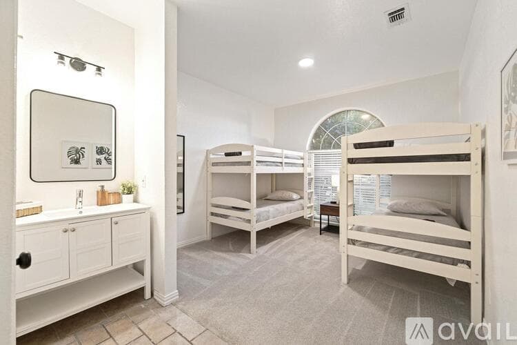 North Richland Hills House: 7701 Ridgeway Ct