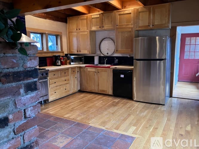 Northampton Apartment: 30 Williams St