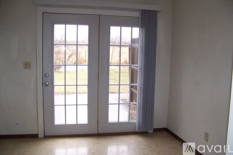 Pekin Townhome: 111 Pin Oak Drive