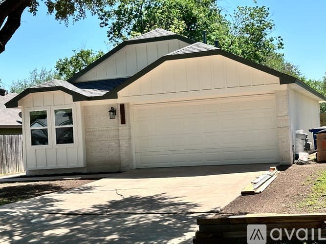 Austin House: 1013 Kavanagh Dr