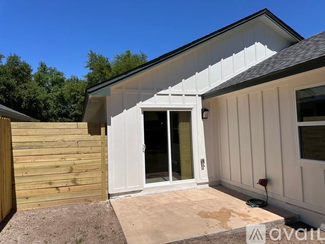 Austin House: 1013 Kavanagh Dr