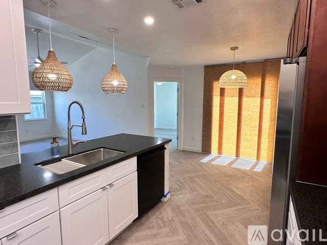 Austin House: 1013 Kavanagh Dr
