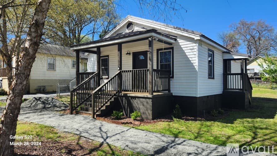 Greenville House: 39 E 7th St