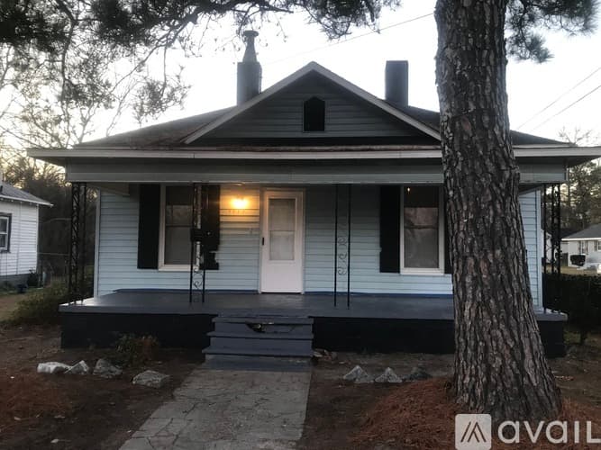 Goldsboro House: 1111 N George St