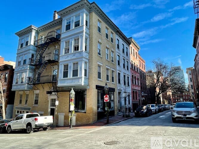 Boston Apartment: 22 Anderson St