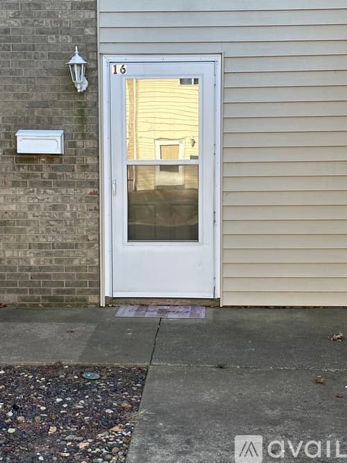 Pekin House: 16 Florentine Ct