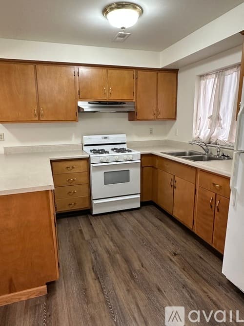 Pekin House: 16 Florentine Ct
