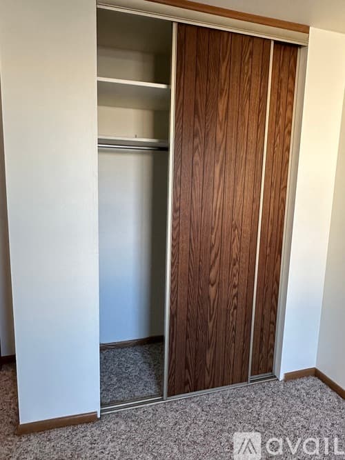 Pekin House: 16 Florentine Ct