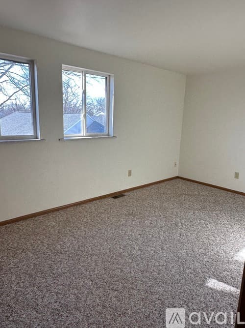 Pekin House: 16 Florentine Ct