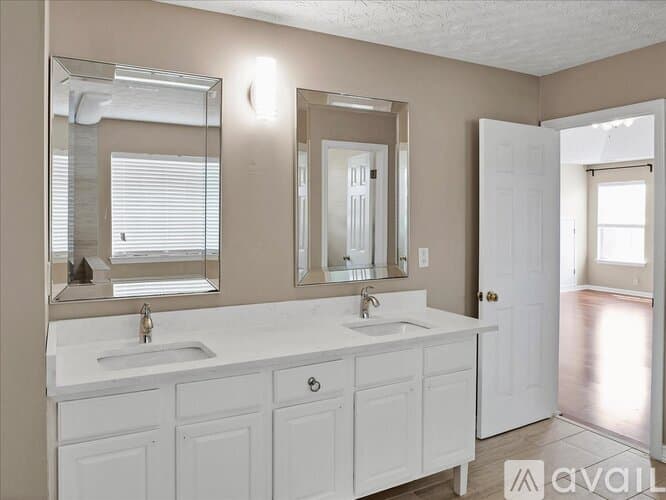 Suwanee House: 3725 Crescent Walk Lane Northeast