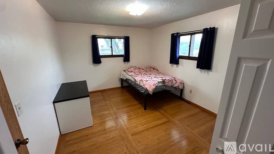 Saint Paul Apartment: 1649 N Fernwood St