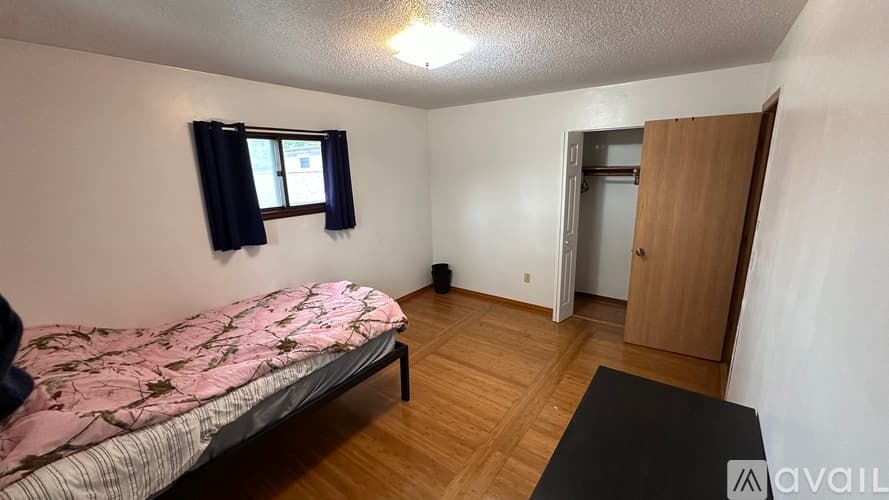 Saint Paul Apartment: 1649 N Fernwood St