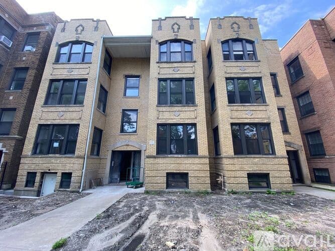 Chicago Apartment: 1745 W Wallen Ave