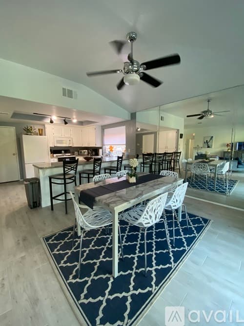 Palm Springs House: 1479 E Francis Dr