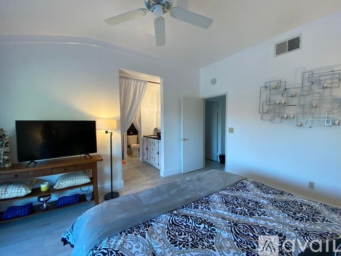 Palm Springs House: 1479 E Francis Dr
