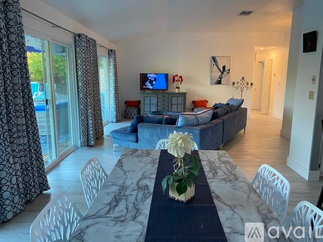 Palm Springs House: 1479 E Francis Dr