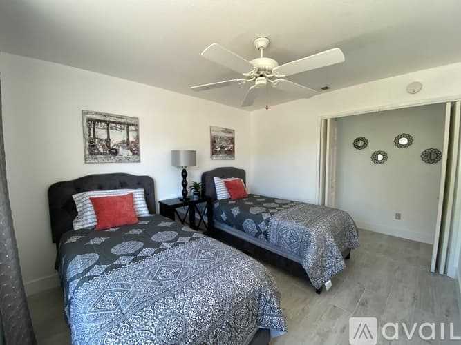 Palm Springs House: 1479 E Francis Dr