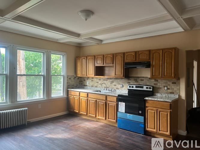 Hartford Apartment: 497 Edgewood St