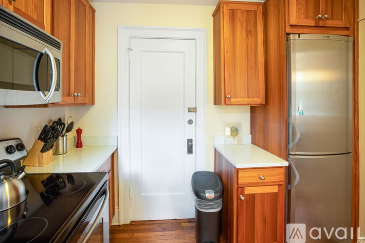 Savannah Apartment: 805 Whitaker St