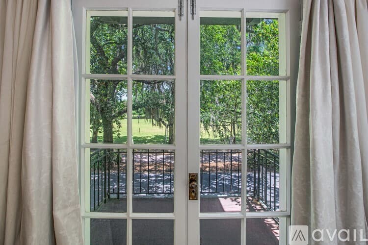Savannah Apartment: 805 Whitaker St