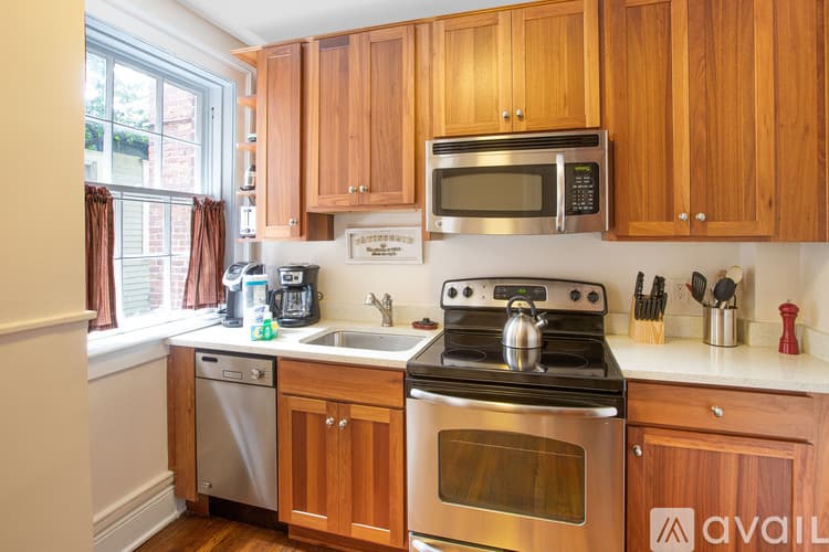 Savannah Apartment: 805 Whitaker St