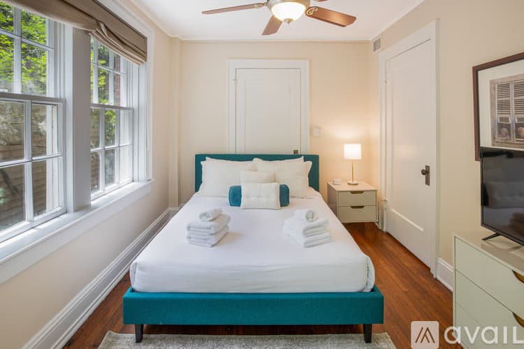 Savannah Apartment: 805 Whitaker St
