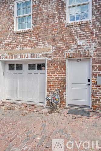 Savannah House: 109 E Gordon Ln