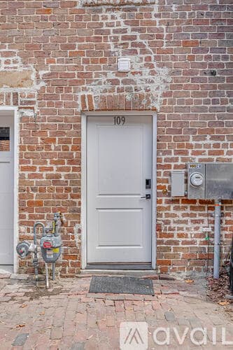 Savannah House: 109 E Gordon Ln