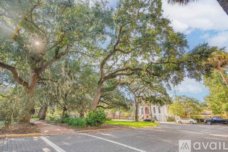 Savannah House: 109 E Gordon Ln