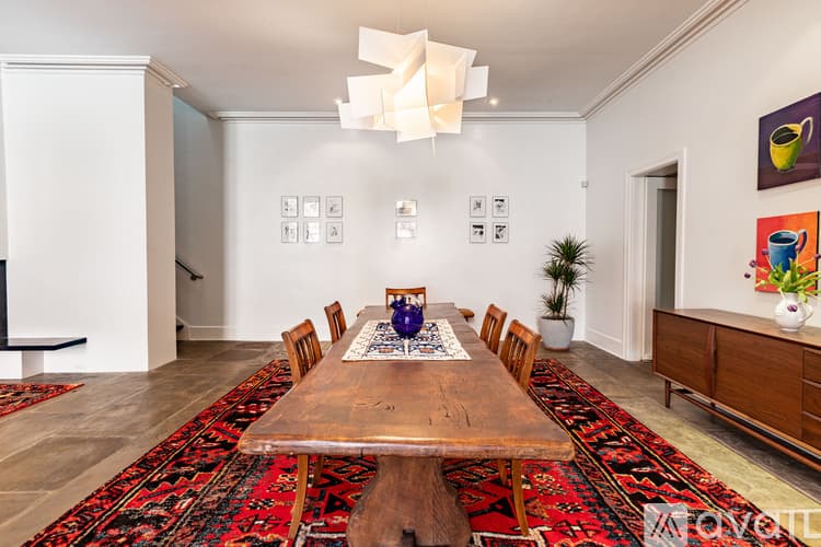 Savannah House: 111 W Charlton St