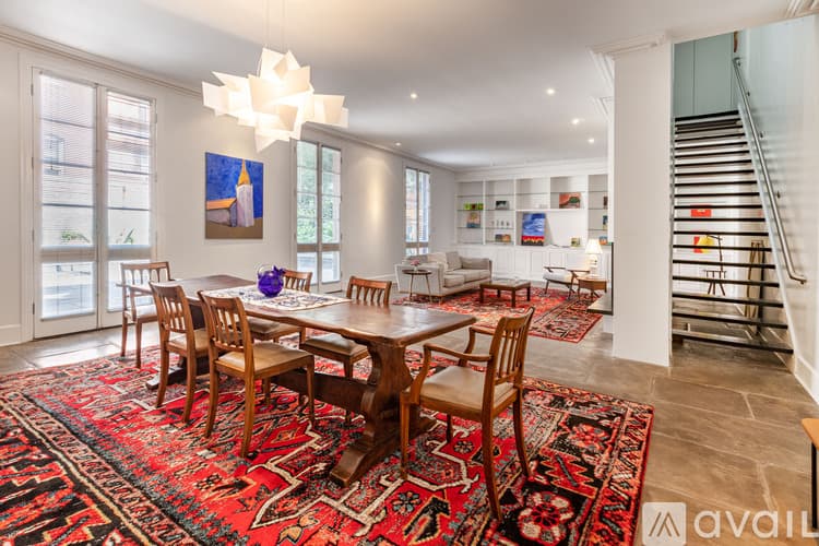 Savannah House: 111 W Charlton St