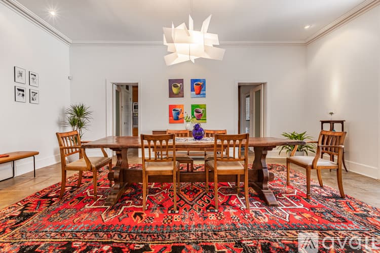 Savannah House: 111 W Charlton St