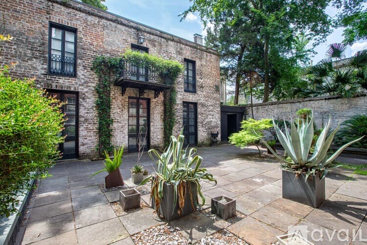 Savannah House: 111 W Charlton St