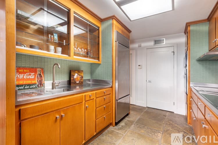 Savannah House: 111 W Charlton St