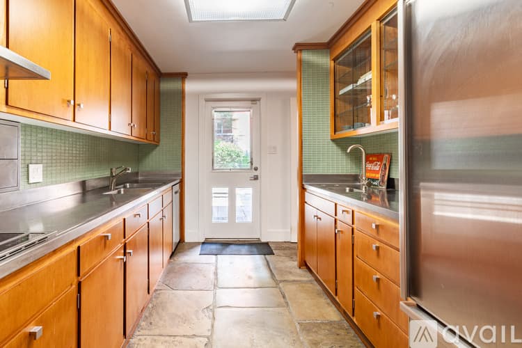 Savannah House: 111 W Charlton St