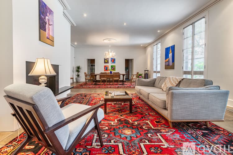 Savannah House: 111 W Charlton St