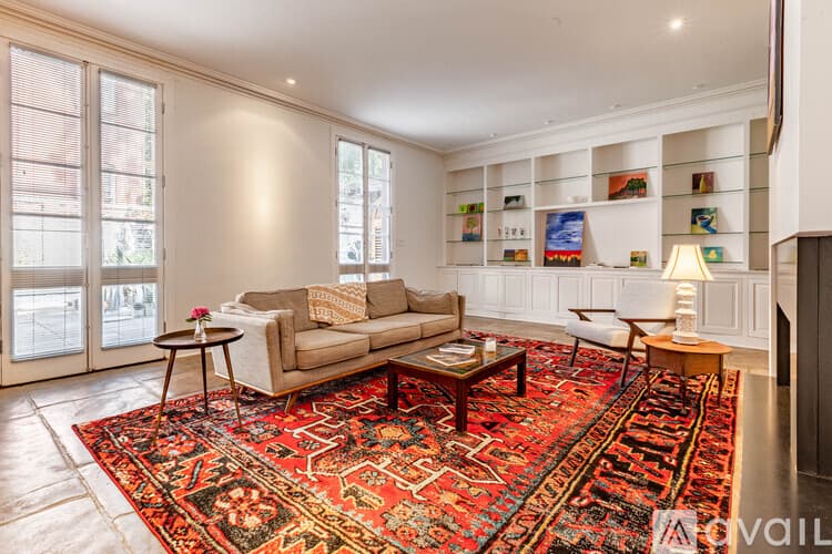 Savannah House: 111 W Charlton St