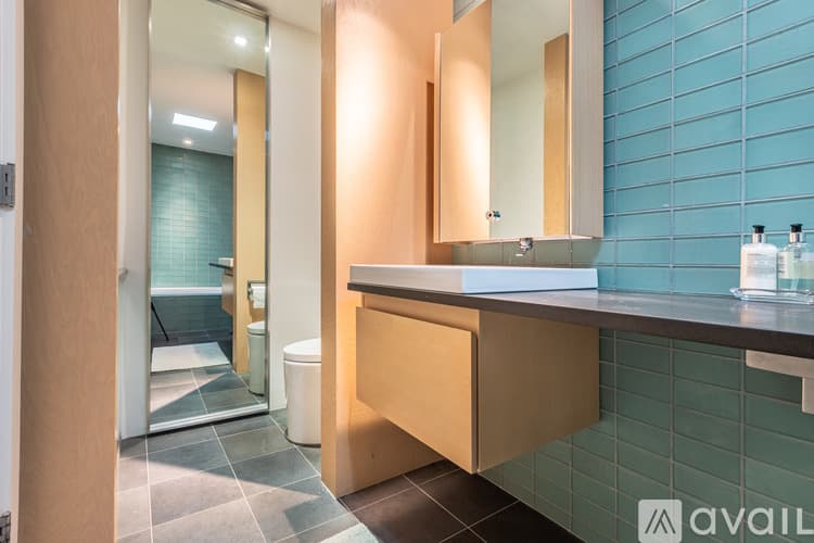 Savannah House: 111 W Charlton St