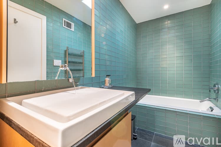Savannah House: 111 W Charlton St
