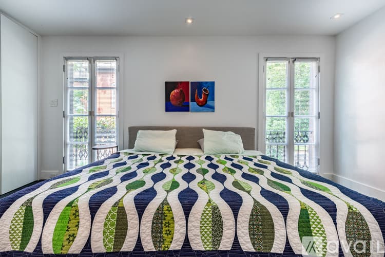Savannah House: 111 W Charlton St