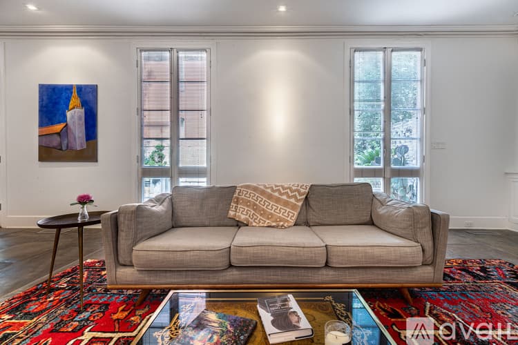 Savannah House: 111 W Charlton St