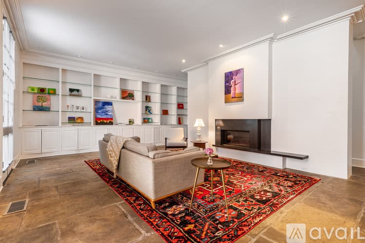 Savannah House: 111 W Charlton St