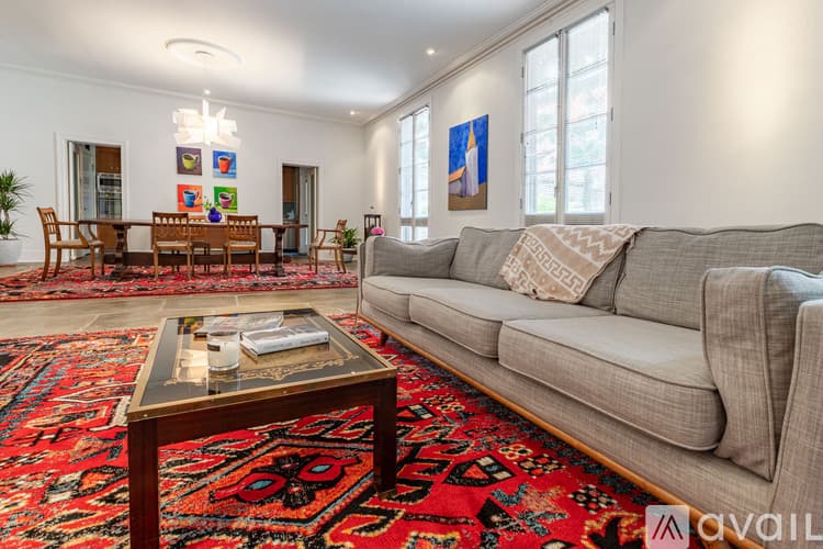 Savannah House: 111 W Charlton St