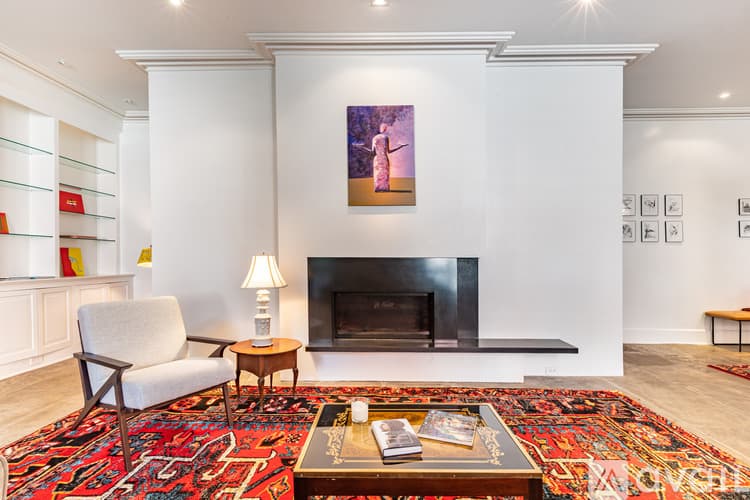 Savannah House: 111 W Charlton St