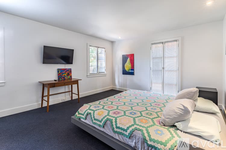 Savannah House: 111 W Charlton St
