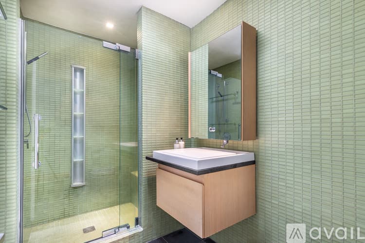 Savannah House: 111 W Charlton St